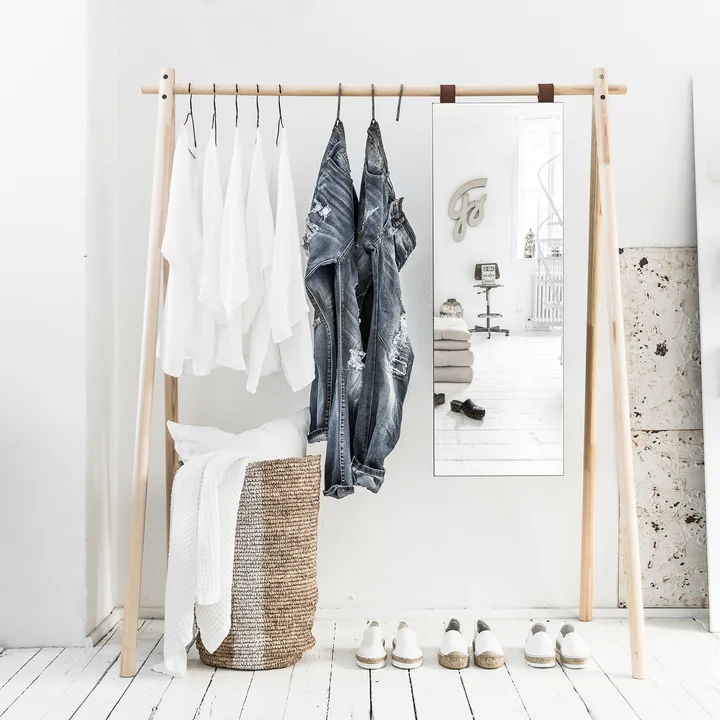 Hongi Garderobe mit Spiegel in Natur von Karup Design mit Kleidern und Korb
