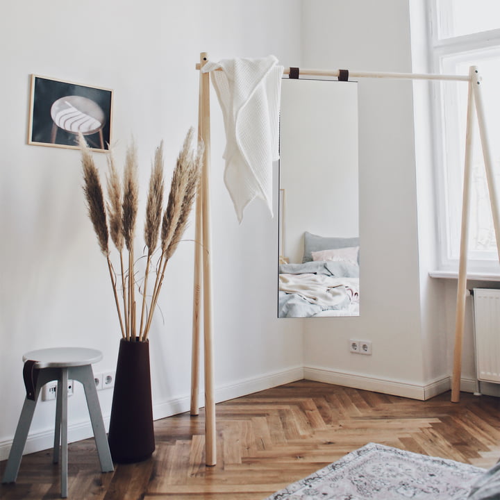 Hongi Garderobe mit Spiegel in Natur von Karup Design im Raum arrangiert