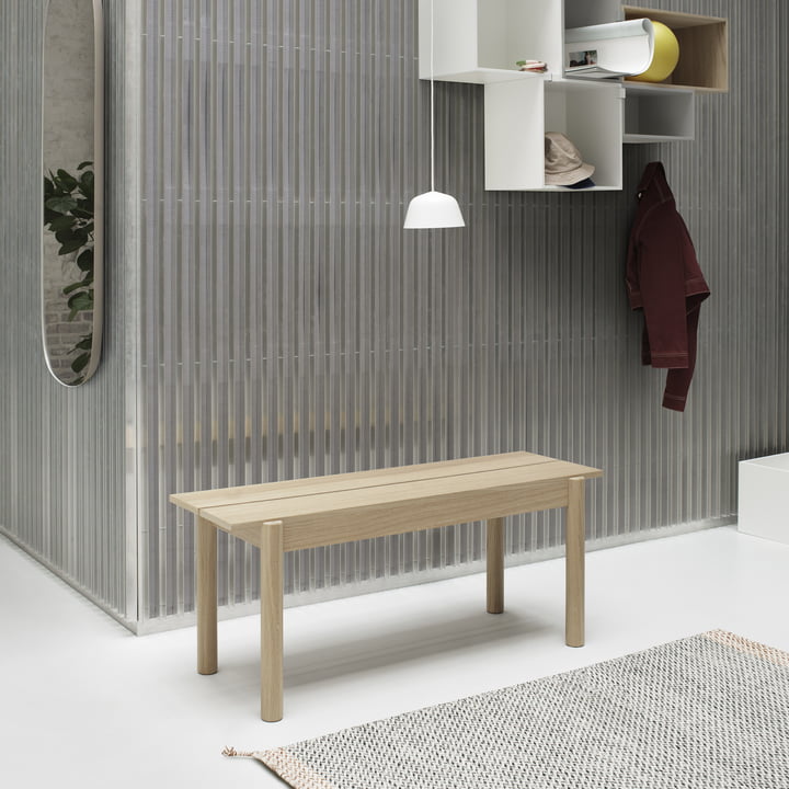 Linear Wood Bank von Muuto im Eingangsbereich