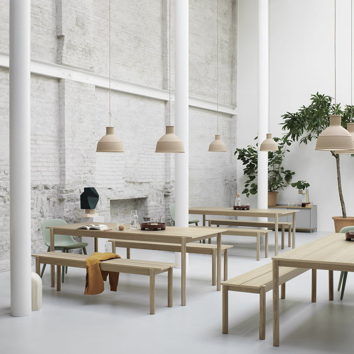 Linear Wood Esstisch und Bank und Unfold Pendelleuchte von Muuto