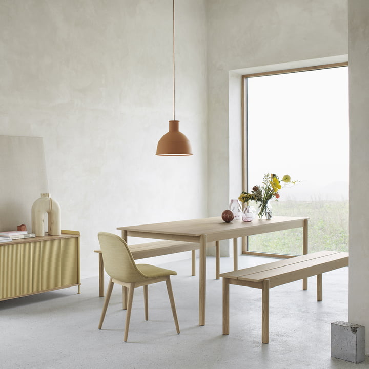 Linear Wood Esstisch und Bank mit Unfold Pendelleuchte und Enfold Sideboard von Muuto