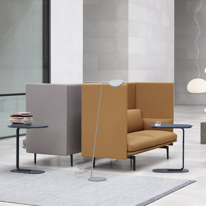 Relate Side Table von Muuto neben dem Sofa