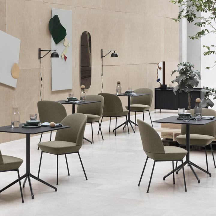 Ambit Wandleuchte und Oslo Side Chair von Muuto im Café