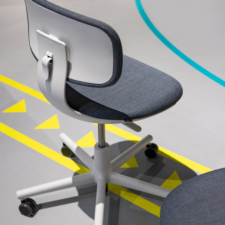 Rookie Bürostuhl von Vitra in soft grey / Volo 15 mittelgrau