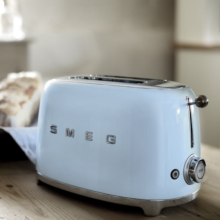 2-Scheiben Toaster TSF01 in pastellgrün von Smeg auf dem Frühstückstisch