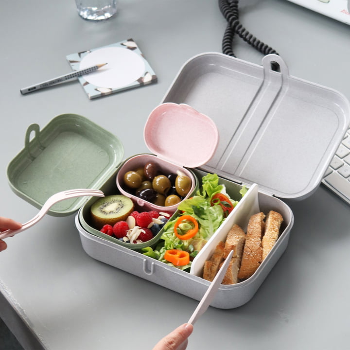 Pascal Lunchbox von Koziol mit Brot, Obst und Gemüse