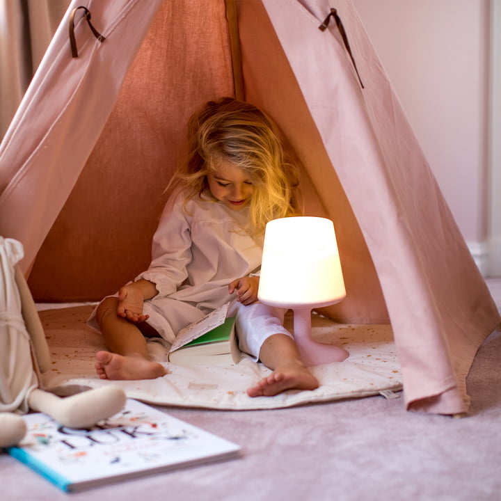 Light to go Akku-Tischleuchte in organic pink von Koziol im Kinderzimmer