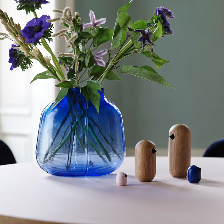 Step Vase H 23 cm in blau von Normann Copenhagen mit Blumenstrauss