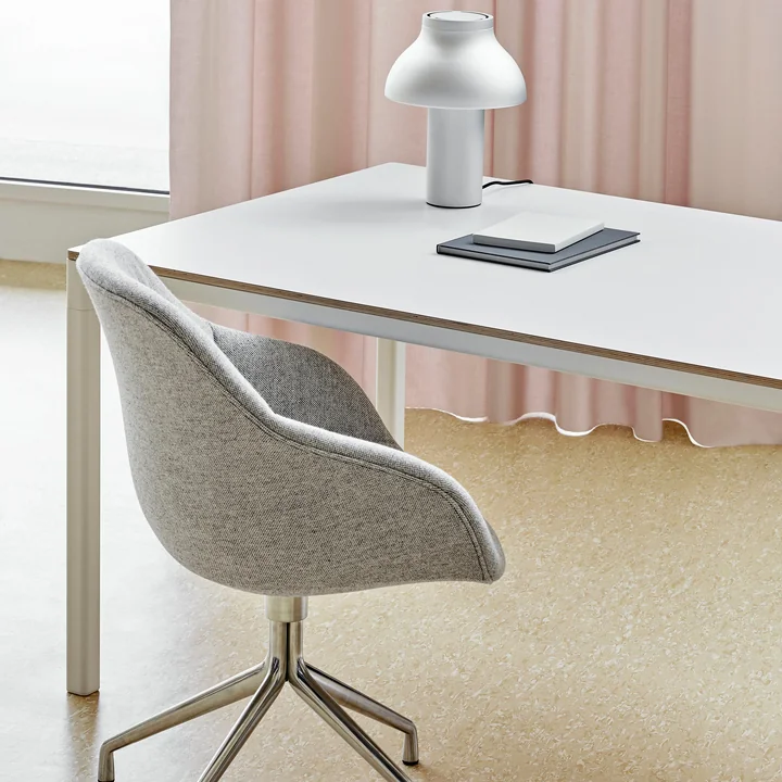 About A Chair AAC 121 von HAY am Schreibtisch