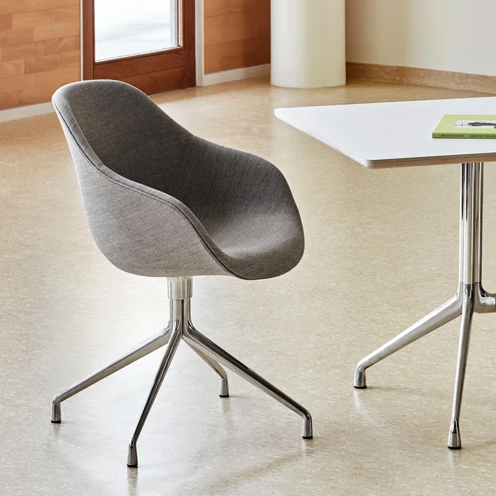 About A Chair AAC 121 von HAY am Schreibtisch