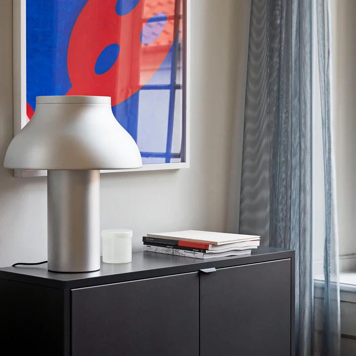 PC Tischleuchte von HAY auf dem Sideboard