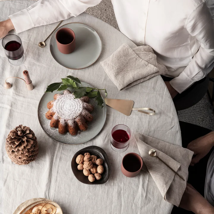 Fein Tortenheber, Messing von Ferm Living auf dem Esstisch