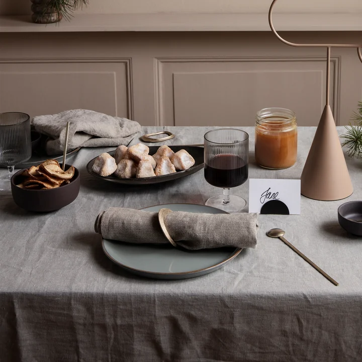 Ripple Weinglas, Flow Serviettenringe und Forest Dekotablett von Ferm Living