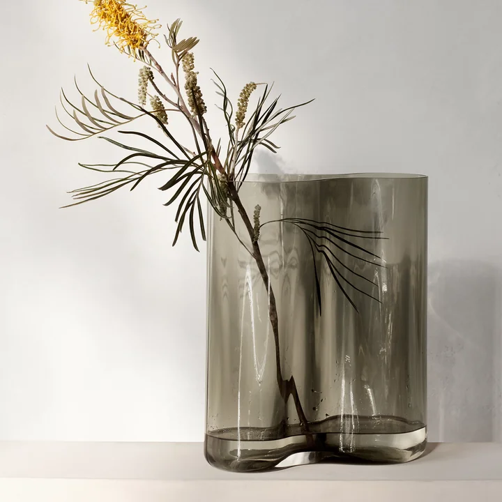 Aer Vase H 33 cm, smoke von Audo mit Blume