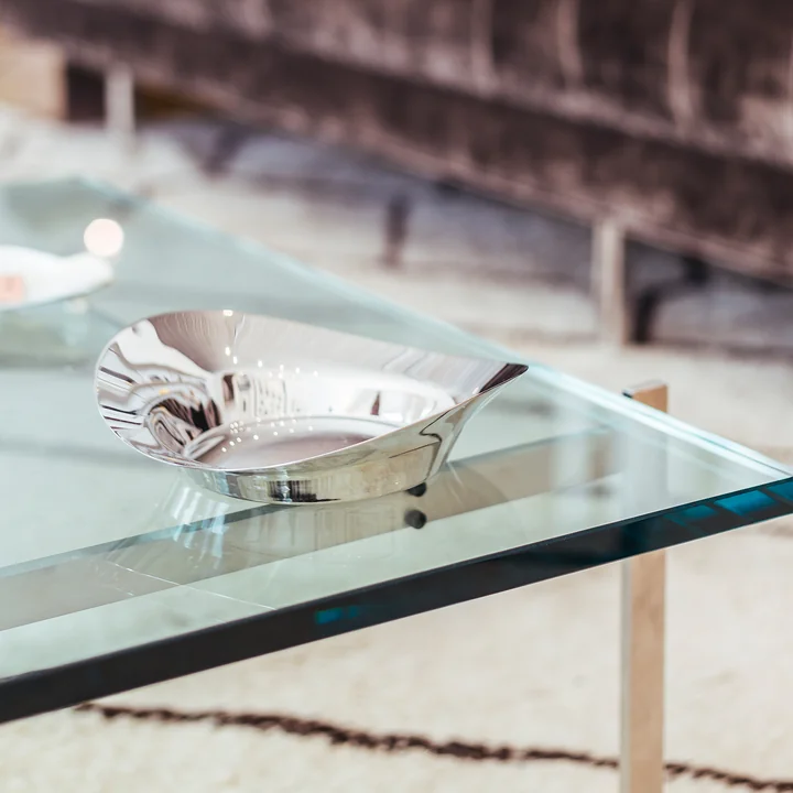 Finn Juhl Circle Bowl, Edelstahl von ArchitectMade auf dem Couchtisch