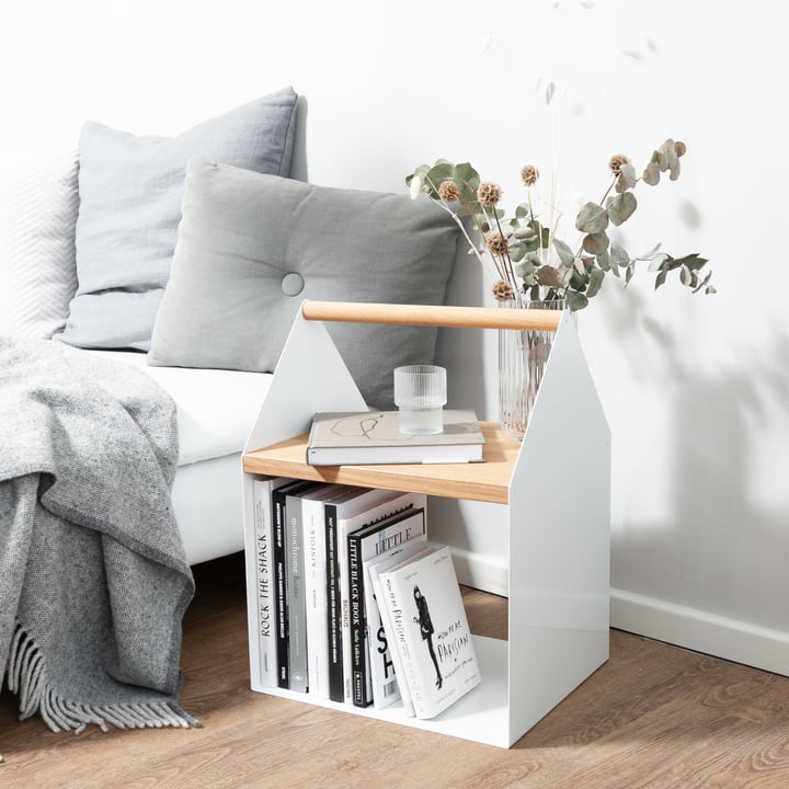 Skandinavischer Beistelltisch - Tiny - neben dem Sofa mit Büchern uns Zeitschriften