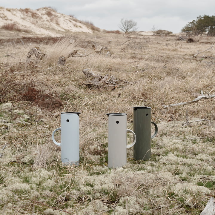 Isolierkanne EM 77 von Stelton in den Saisonfarben dark forest, hellgrau und cloud