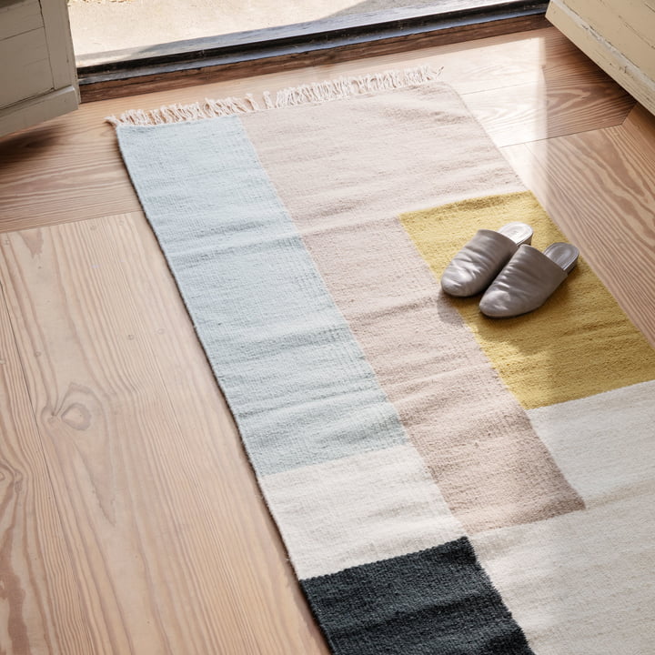 Situationsabbildung vom ferm Living Kelim Rug squares in den Massen 70 x 180 cm