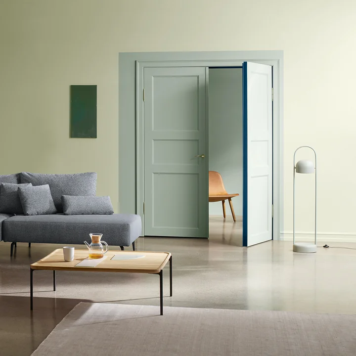 Quay Stehleuchte, Eva Solo Abalone Lounge Chair, Savoye Couchtisch (rechteckig) und Yoga Modulares Sofa von Eva Solo