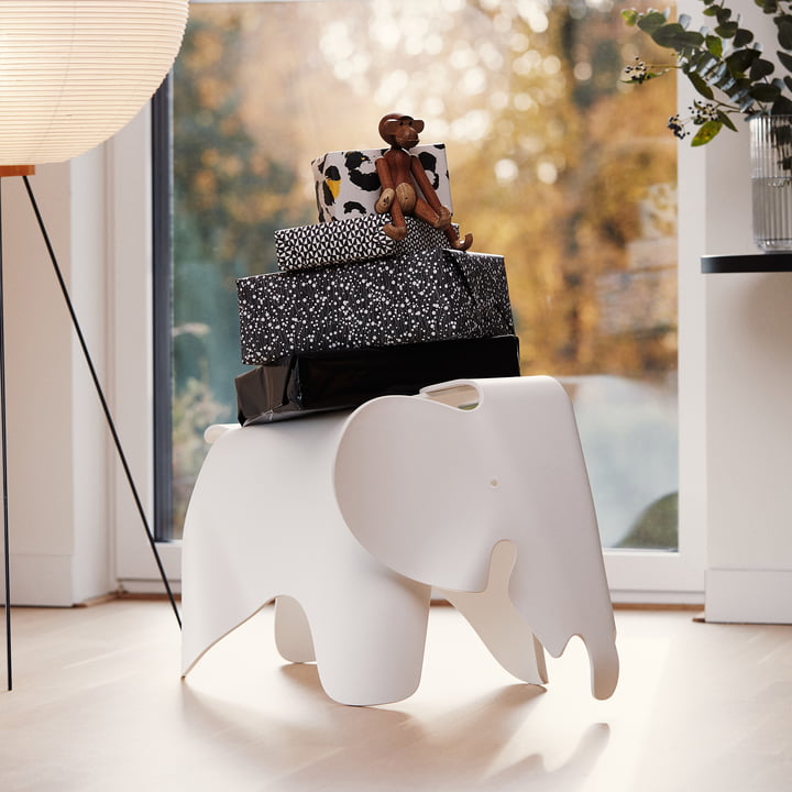 Eames Elephant von Vitra mit dem Holz-Affen von Kay Bojesen