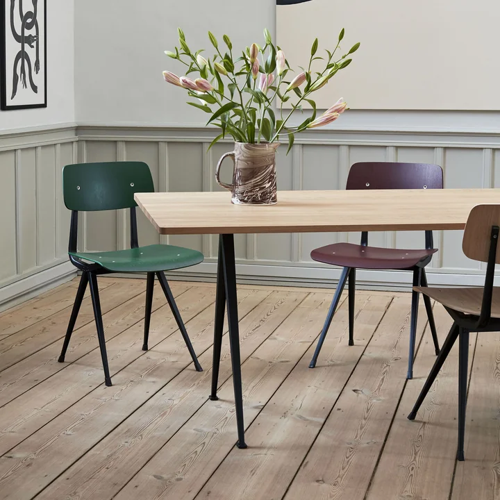 Pyramid Tisch, Marble Jug und Result Stuhl von HAY