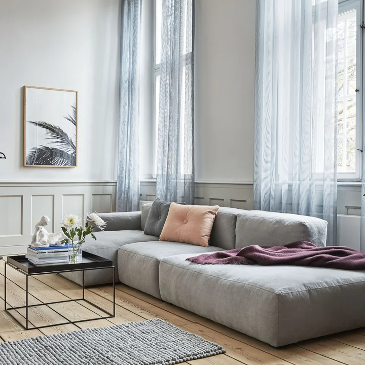 Palm Leaf Poster von artvoll und Crinkle Tagesdecke, Mags Soft Sofa und Tray Table von HAY
