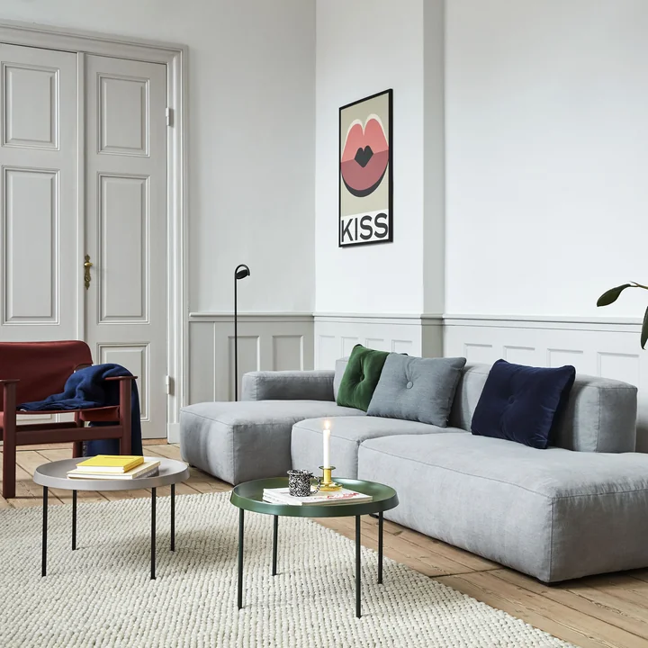 Kiss No.1 von artvoll mit Bernard Sessel, Marselis LED Stehleuchte, Tulou Beistelltisch, Dot Kissen und Mags Soft Sofa 3-Sitzer von HAY