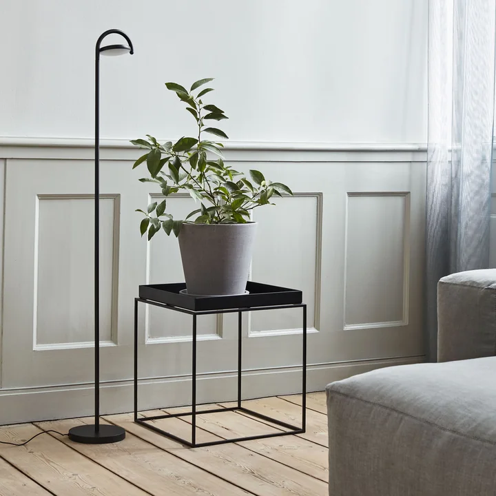 Marselis LED Stehleuchte, Tray Table und Blumentopf mit Untersetzer von HAY