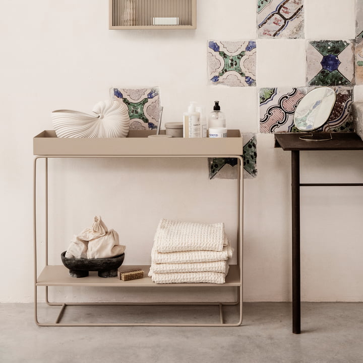 Die Plant Box von Ferm Living mit 2 Ebenen in cashmere mit Handtüchern, Bad-Accessoires und einer kunstvollen Vase