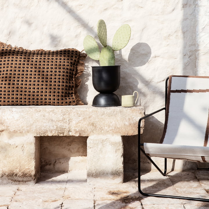 Hourglass Blumentopf und Desert Chair von ferm Living im Garten