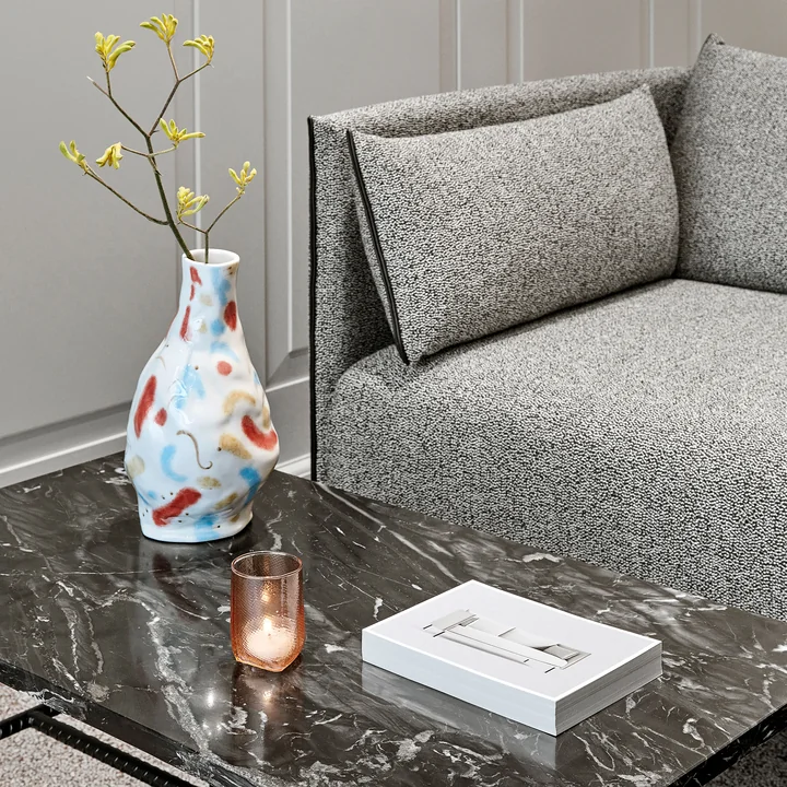 Jessica Hans Vase, Ø 15 x H 27 cm, miro von HAY auf dem Couchtisch 