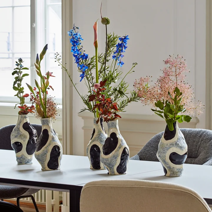 Jessica Hans Vase, Ø 15 x H 27 cm, glossy cow von HAY mit Blumen 