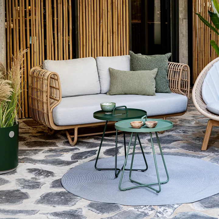 Nest 2-Sitzer Sofa Outdoor, natur / hellgrau von Cane-line auf der Terrasse