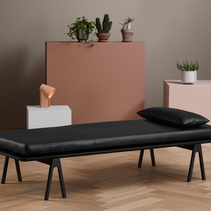 Level Daybed und Kissen von Woud in schwarz