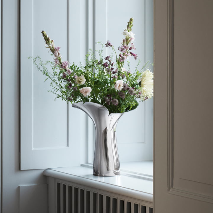 Bloom Botanica Vase, Edelstahl, large von Georg Jensen in der Ambienteansicht 