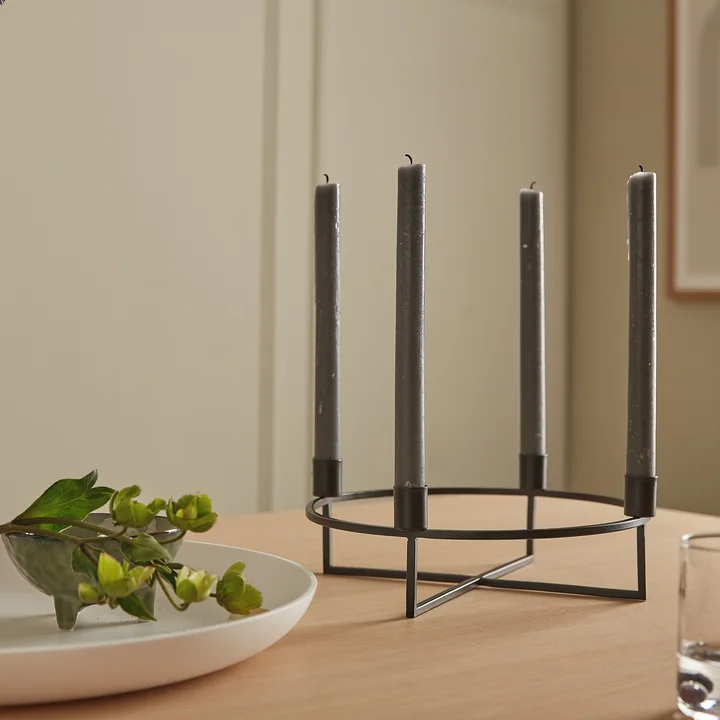 Tischdeko mit Tablett und Kerzenständer