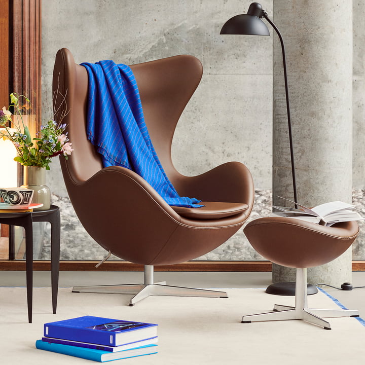 Egg Chair und Fusshocker von Fritz Hansen in Chrom / Spectrum Leder rostbraun (Sonderedition)