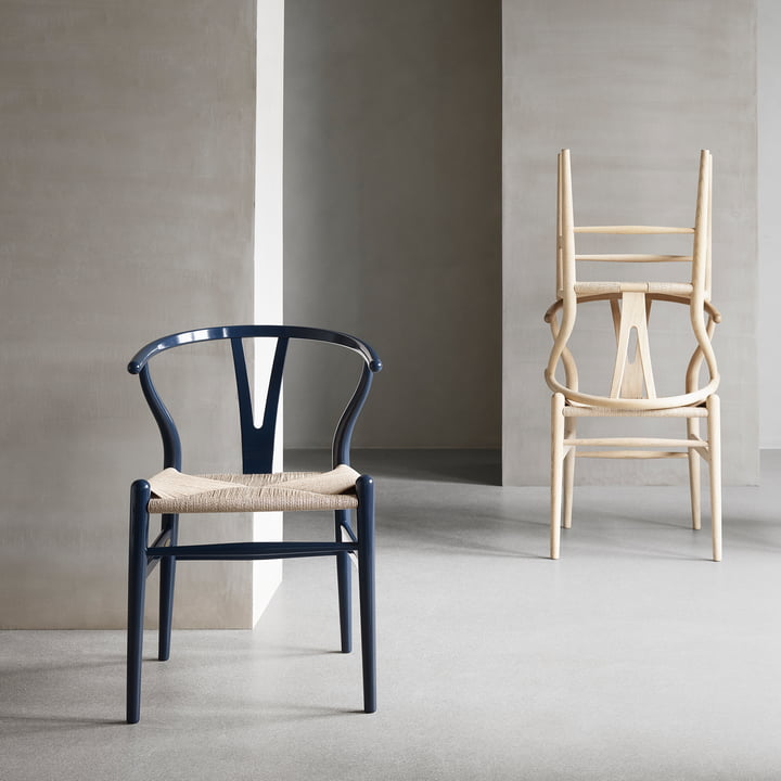 CH24 Wishbone Chair von Carl Hansen in Buche Glossy Navy Blue / Naturgeflecht (Limited Birthday Edition)