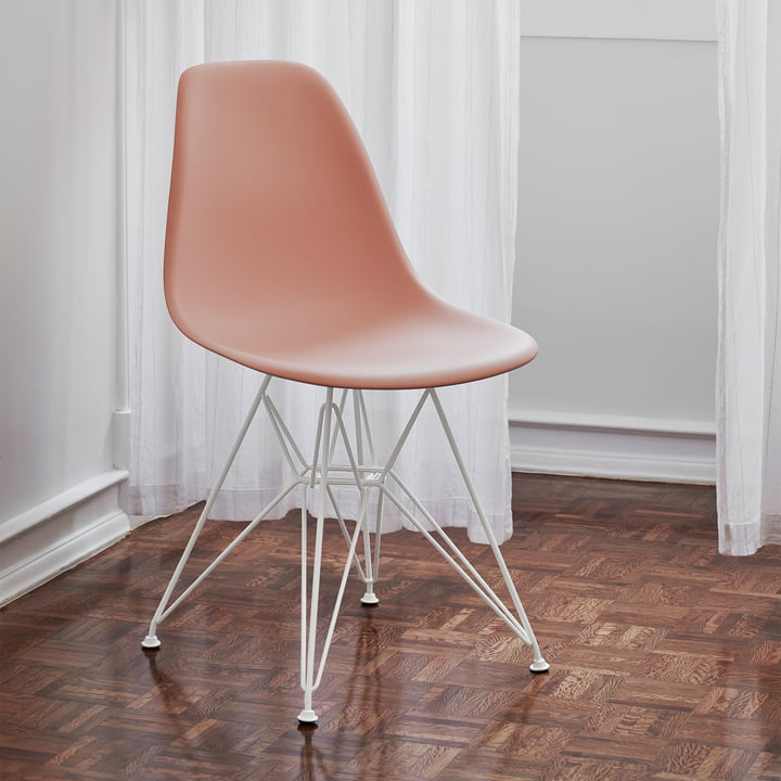 Eames Plastic Side Chair DSR von Vitra in weiss / zartrosé (Filzgleiter weiss)