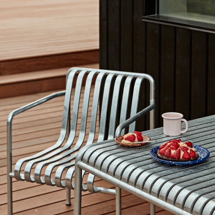 Palissade Tisch rechteckig und Palissade Dining Armchair von HAY