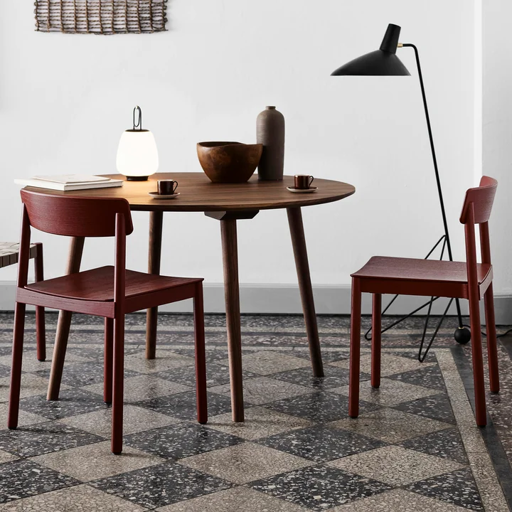 Betty TK2 Stuhl, Lucca SC51 Portable Akku LED Outdoor-Leuchte und Tripod HM8 Stehleuchte von &Tradition