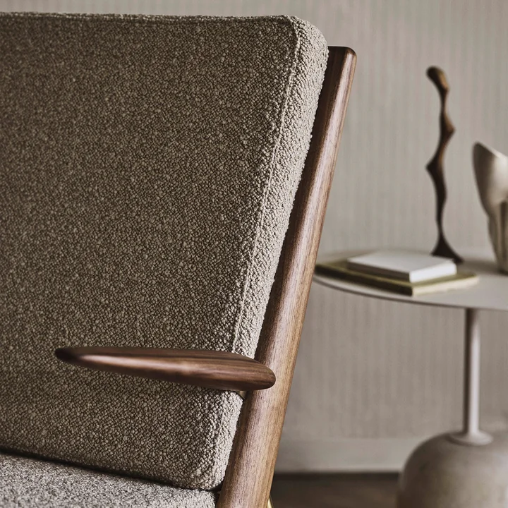 Boomerang HM2 Loungechair von &Tradition in Walnuss geölt / beige (Karakorum 003)