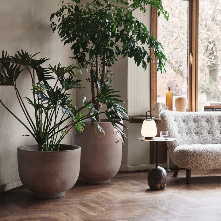 Collect SC43-SC45 Pflanztopf, Lato Beistelltisch, Little Petra VB2 Sofa und Lucca SC51 Portable Akku LED Outdoor-Leuchte von &Tradition