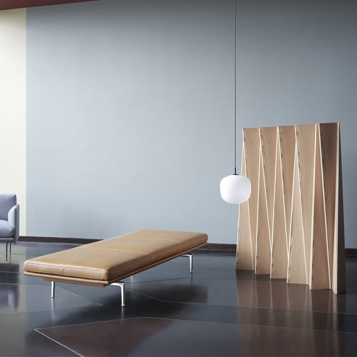 Rime Pendelleuchte und Outline Daybed von Muuto 