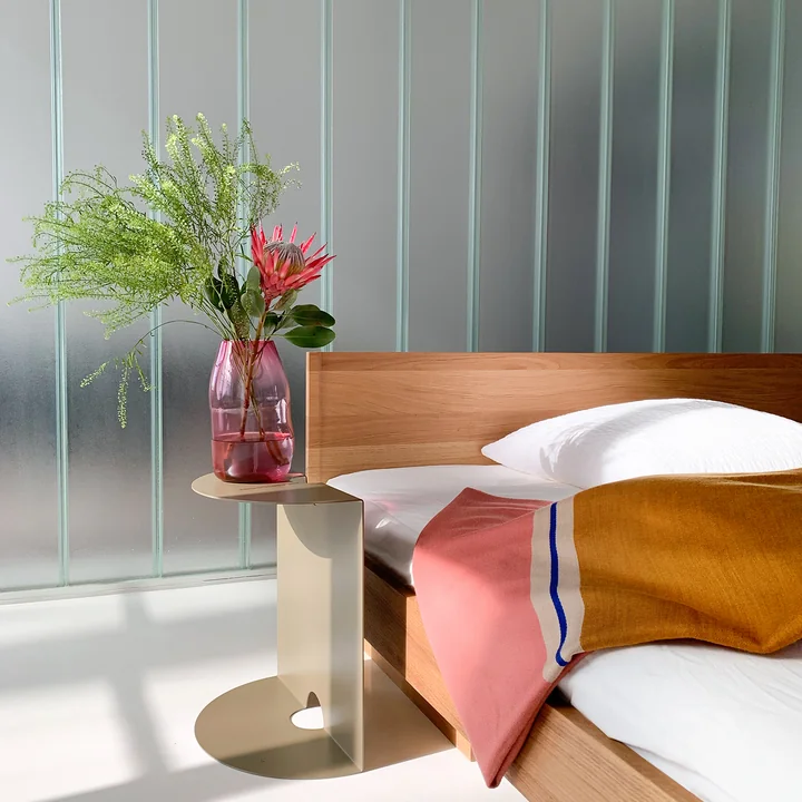 Zians Bett und Weber Beistelltisch von OUT Objekte unserer Tage