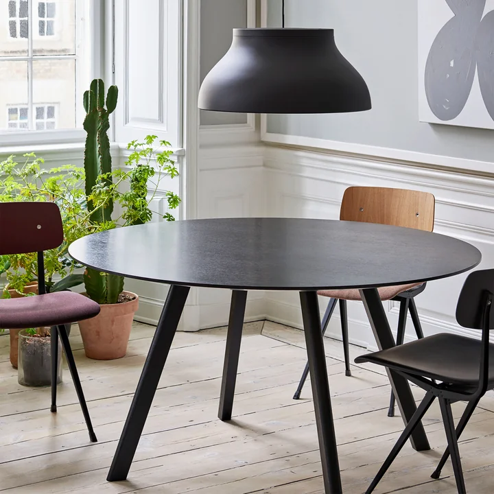 Der Copenhague CPH25 Tisch von HAY mit 140 cm Durchmesser in schwarz