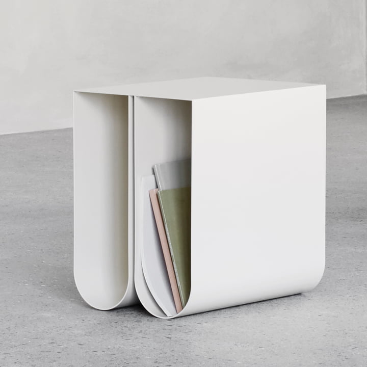 Curved Beistelltisch von Kristina Dam Studio in beige