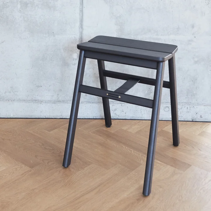 Angle Hocker, Eiche schwarz von Form & Refine