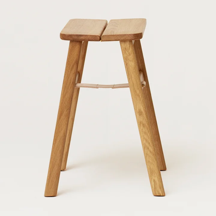 Angle Hocker, Eiche von Form & Refine