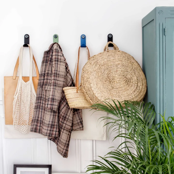 Die JO Wandhaken von TipToe als bunte Garderobe im Flur